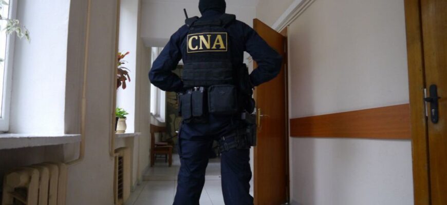 un politist de frontiera si un ofiter de investigatii