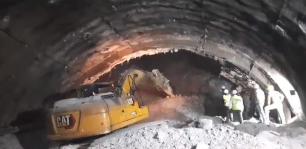 VIDEO// Un tunel în construcție s-a prăbușit, 40 de muncitori au rămas blocați