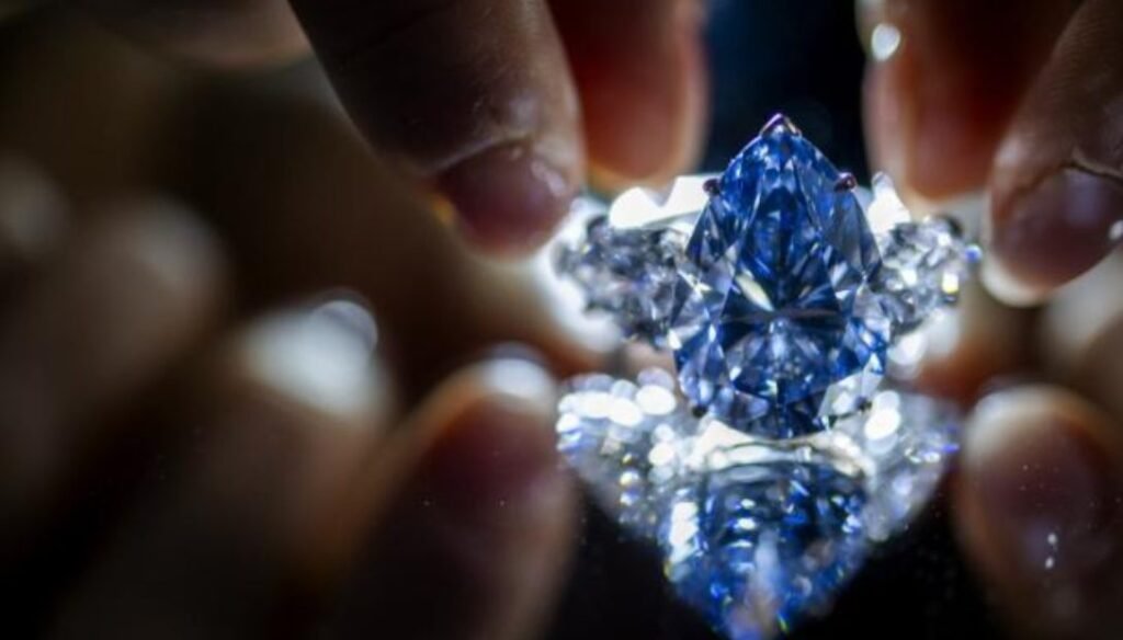 Diamantul "Bleu Royal" a fost vândut cu aproape 44 de milioane de dolari la o licitație din Geneva 1 Diamantul "Bleu Royal" a fost vândut cu aproape 44 de milioane de dolari la o licitație din Geneva