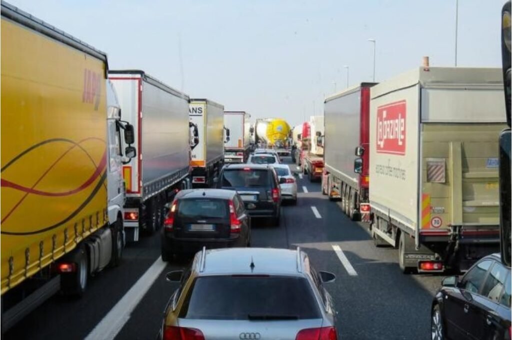 Camioanele din Slovacia vor bloca principalul punct de frontieră cu Ucraina 1 Camioanele din Slovacia vor bloca principalul punct de frontieră cu Ucraina