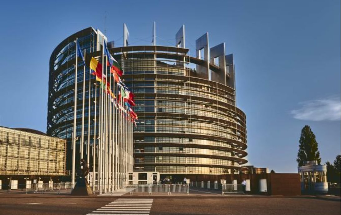 Europarlamentarii au fost avertizați să nu bea apa din sticlele distribuite în PE pentru că ar putea fi contaminată