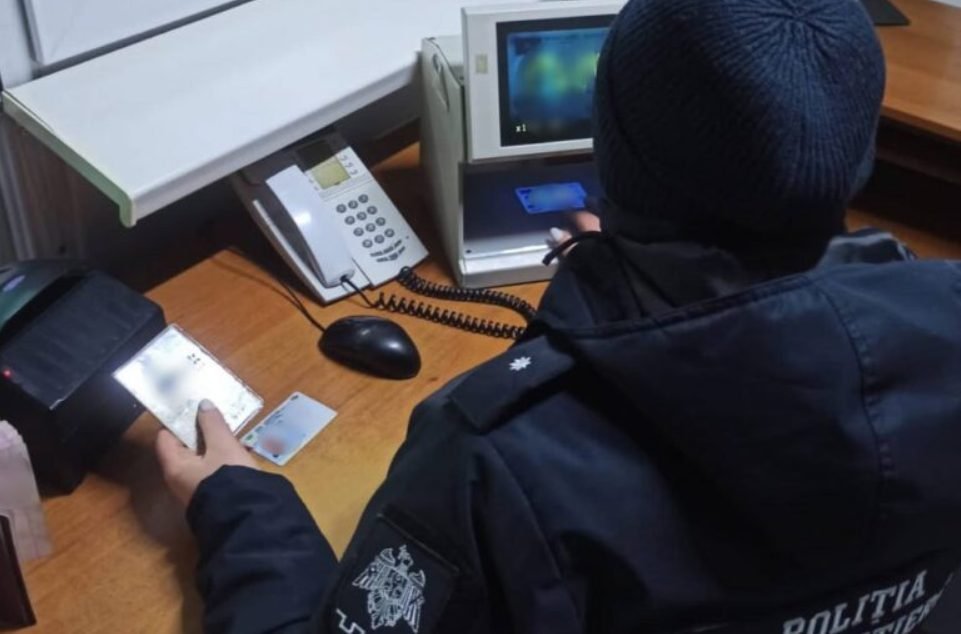 Opt persoane au fost depistate cu acte falsificate, în weekend