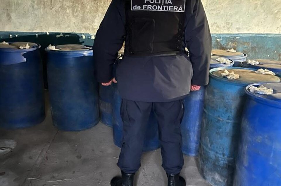 5 tone de alcool în valoare de 1 milion de lei, depistate de polițiștii de frontieră. Unde era dosită marfa