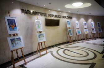 Desenele elevilor Școlii de Arte din localitatea Coșnița, raionul Dubăsari, dedicate sărbătorilor de iarnă, într-o expoziție la Parlament