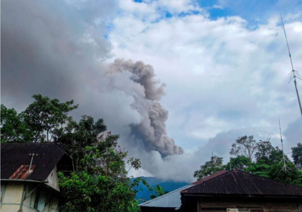 Erupție spectaculoasă a unui vulcan de pe insula Sumatra, Indonezia. 11 turiști au fost găsiți morți