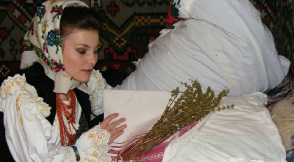 În ajun, fetele nemăritate fac vrăji pentru a-şi afla ursitul. Ce sfânt sarbătoresc creștinii de stil vechi