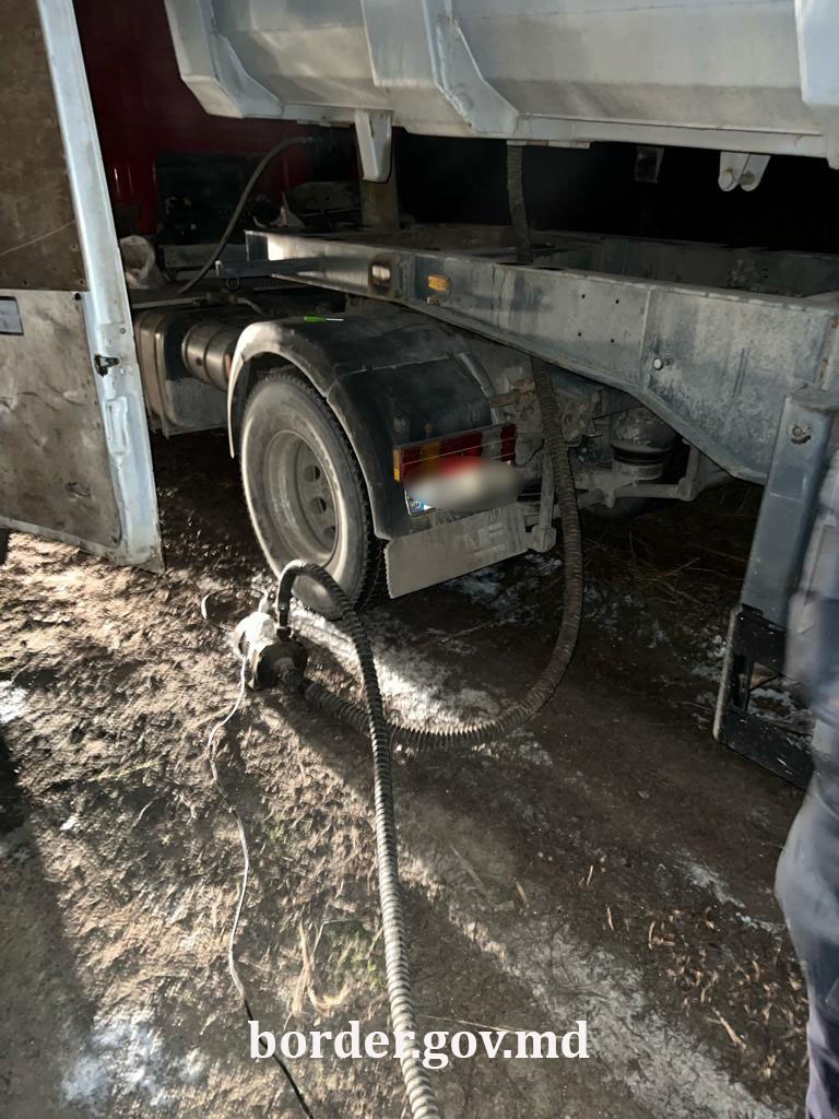 5 tone de alcool în valoare de 1 milion de lei, depistate de polițiștii de frontieră. Unde era dosită marfa