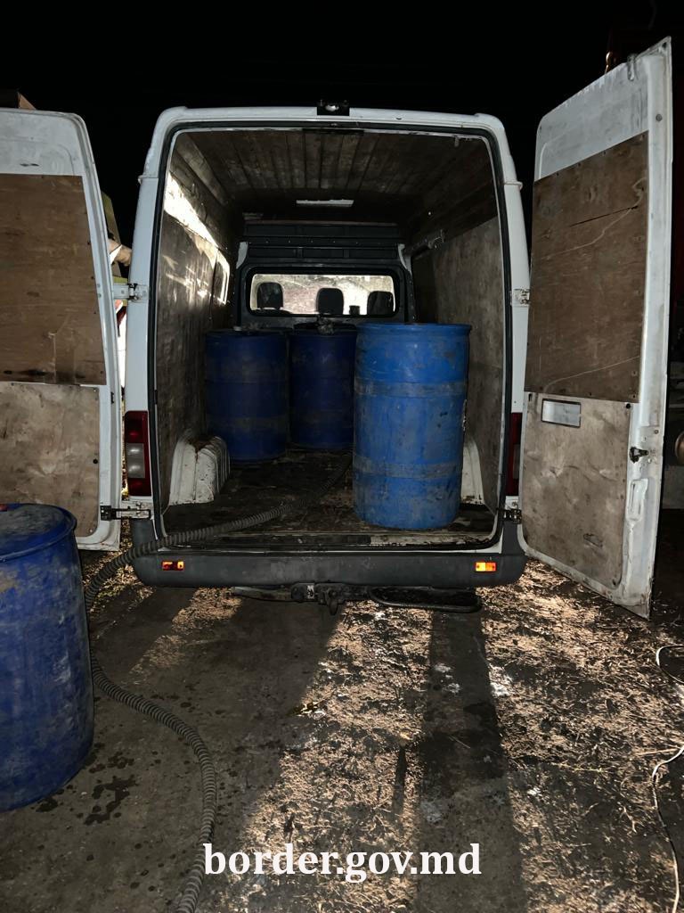 5 tone de alcool în valoare de 1 milion de lei, depistate de polițiștii de frontieră. Unde era dosită marfa
