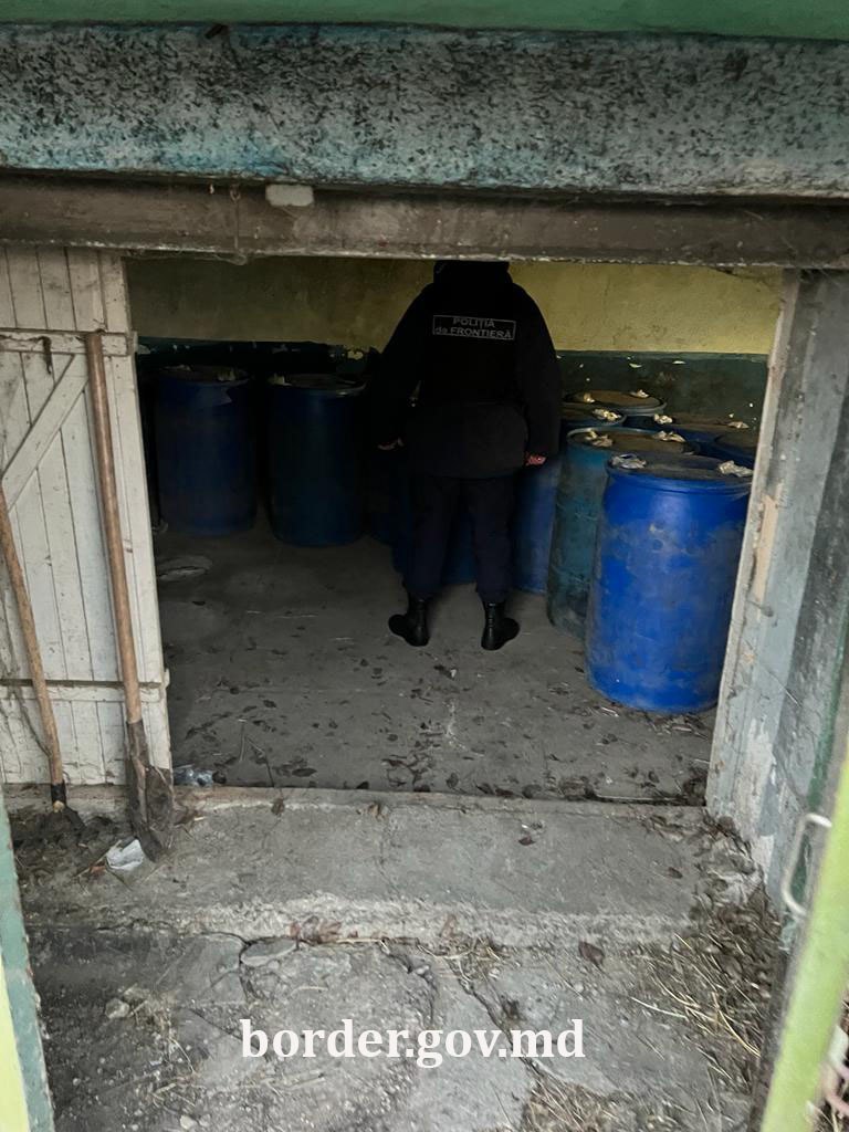 5 tone de alcool în valoare de 1 milion de lei, depistate de polițiștii de frontieră. Unde era dosită marfa