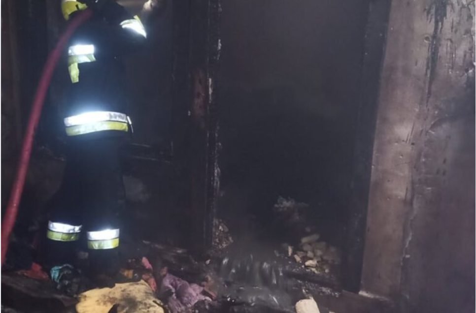 O persoană a decedat în urma unui incendiu imens în sectorul Botanica. 7 echipaje de pompieri au fost mobilizate