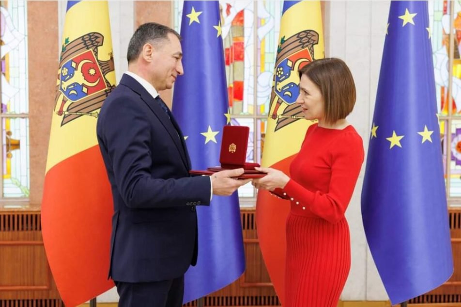 Maia Sandu l-a decorat pe Ambasadorul Azerbaidjanului, Gudsi Osmanov, cu „Ordinul de Onoare”