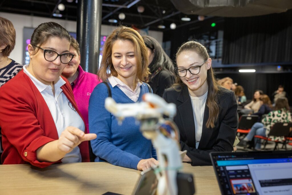 Inteligența artificială își face loc în sistemul de învățământ din Moldova. Sute de profesori au învățat să utilizeze AI în procesul de predare-învățare