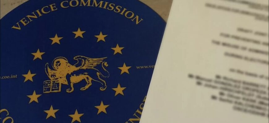 nou aviz critic al comisiei de la venetia