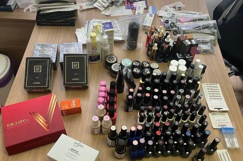 Produse cosmetice, tăinuite de controlul vamal, în scopul transportării ilicite
