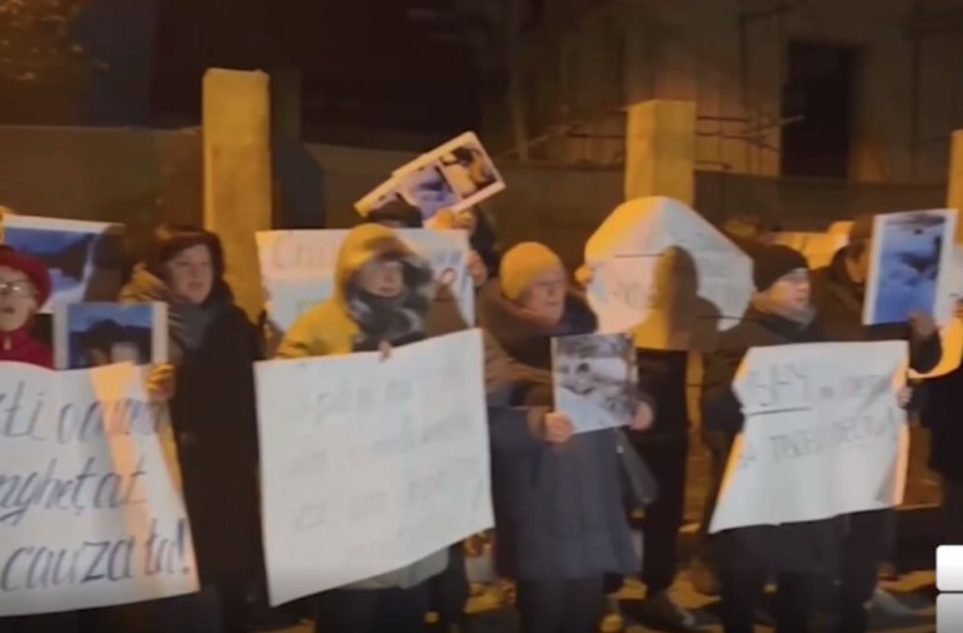 Protest în fața casei ministrului Infrastructurii, Andrei Spînu. Oamenii îl acuză de moartea cuplului de la Coșcalia