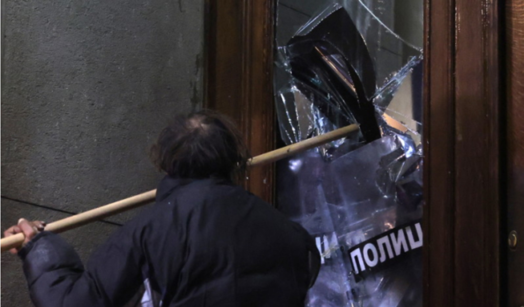 Proteste ale opoziţiei la Belgrad - 38 de arestări și opt poliţişti răniţi în urma manifestațiilor 1 proteste ale opozitiei la belgrad