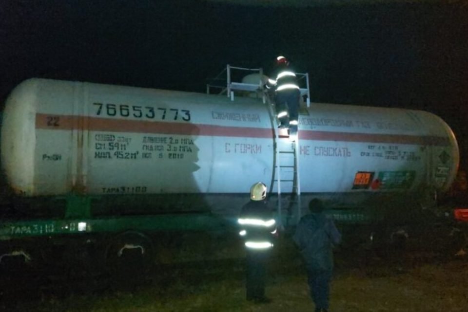 Angajații IGSU au intervenit în urma unei scurgeri de gaz lichefiat din vagonul-cisternă a unui tren