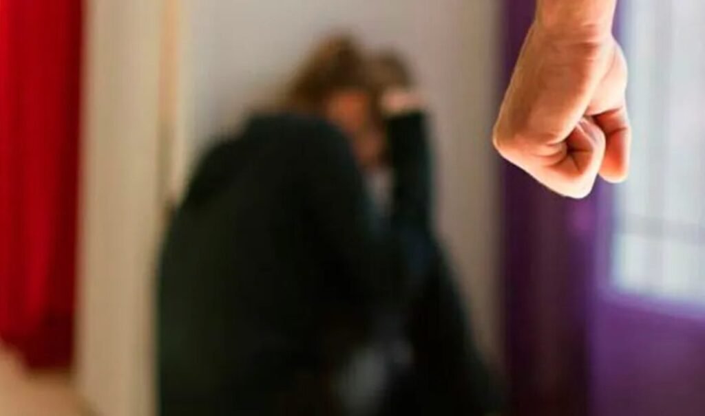 Un individ din Slobozia și-a bătut soția gravidă până i-a fracturat maxilarul. Femeia a născut a doua zi al cincilea copil