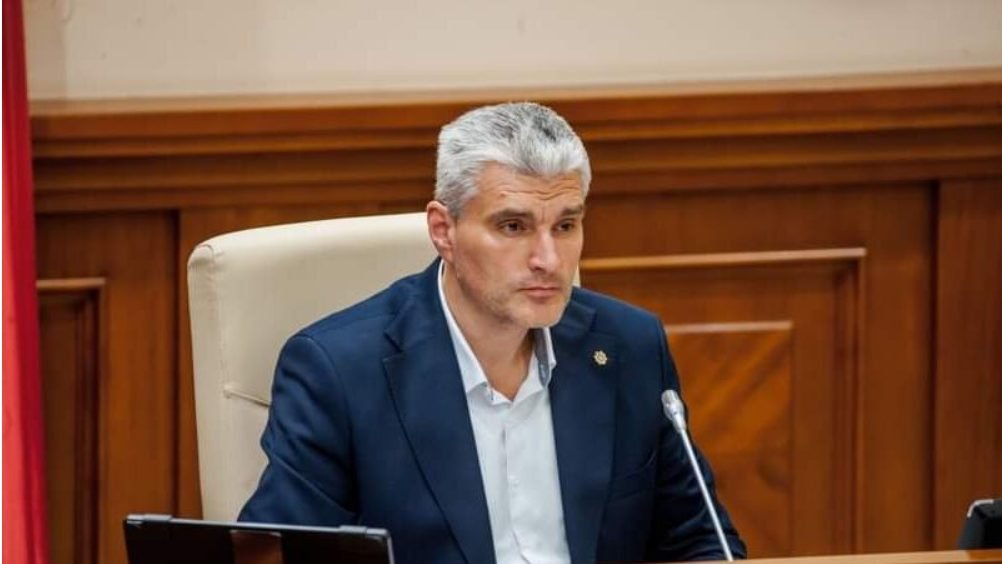 Declarație: “Nu e tragedie cănd omul trăiește cu capul în nori. Grav este cănd acest om este ministru al Economiei”