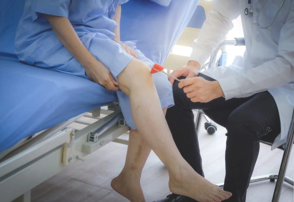 Cauzele acumulării de apă în genunchi. Cum apare această afecțiune și care sunt măsurile de tratament