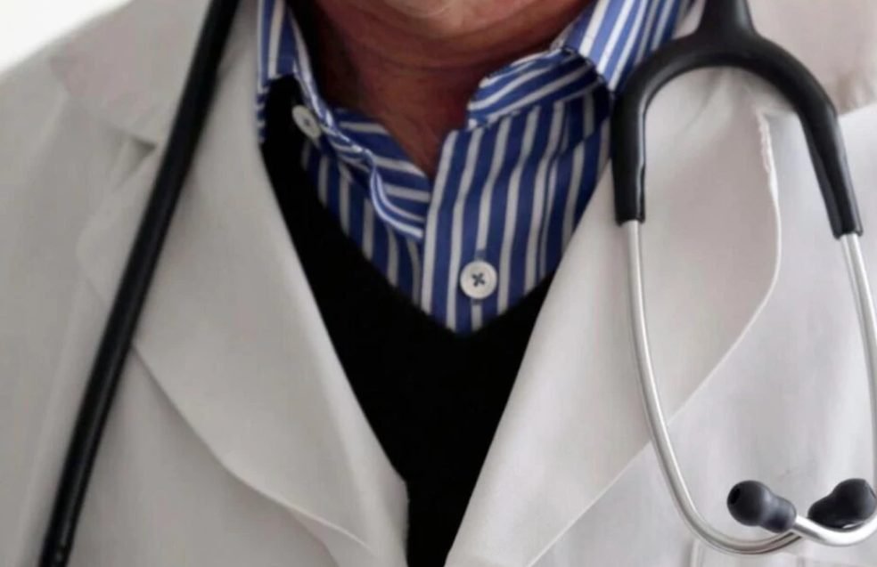 Chirurg plastician acuzat că a mutilat trei paciente, „grav și permanent”. A primit interdicție de a părăsi țara