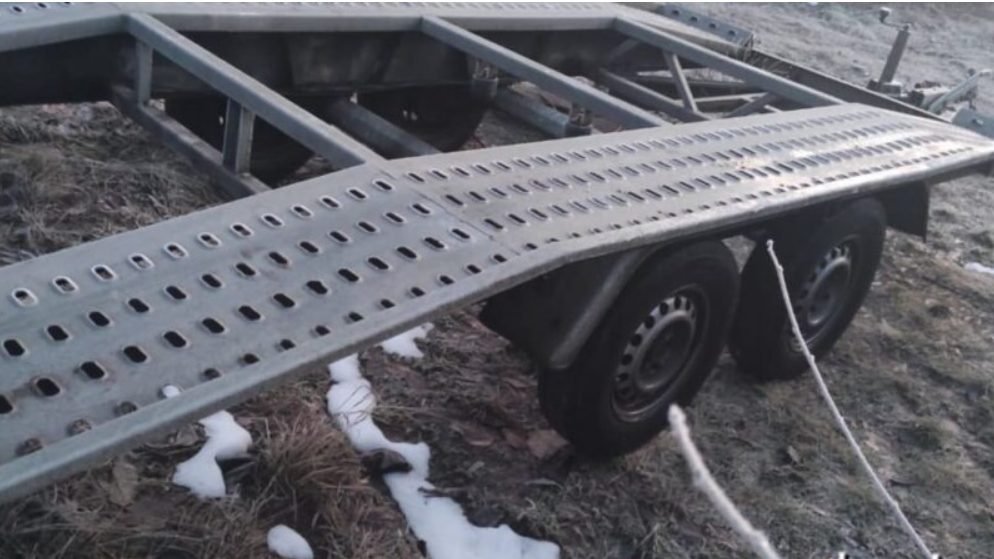 O platformă auto și un document, depistate cu nereguli la trecerea frontierei