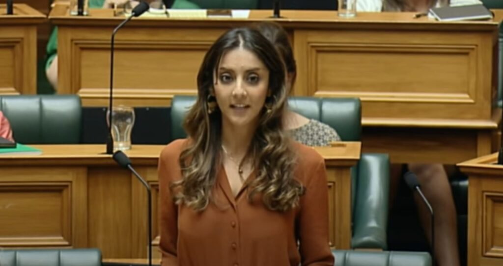 O deputată din Noua Zeelandă și-a dat demisia pentru că este acuzată de furt din magazine. ”Am dezamăgit o mulțime de oameni și îmi pare foarte rău” 1 O deputată din Noua Zeelandă și-a dat demisia pentru că este acuzată de furt din magazine. ”Am dezamăgit o mulțime de oameni și îmi pare foarte rău”