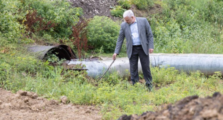 iurie razlovan in timp ce inspecta cu un bat in mana zona unde ar fi fost ingropata pacura 740x430 1