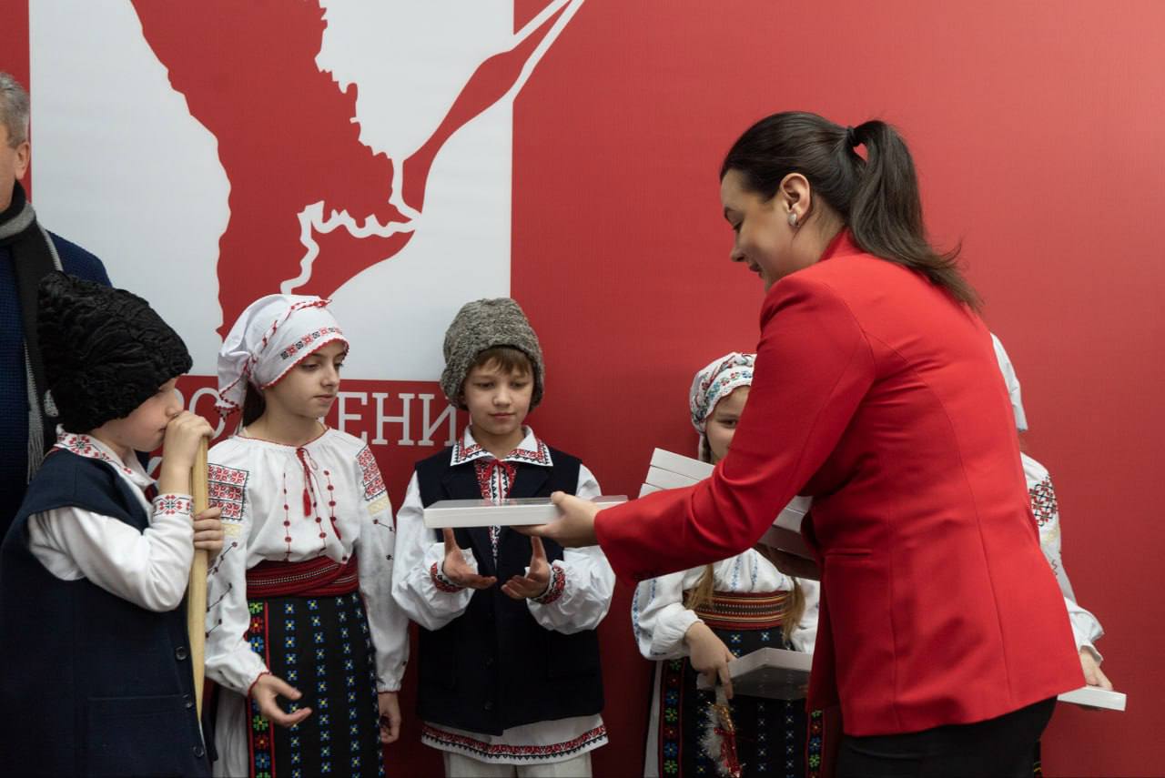 FOTO// Magie de Sărbători la partidul "Renaștere". Natalia Parasca încântată de colindele copiilor de la liceul "Lucian Blaga"