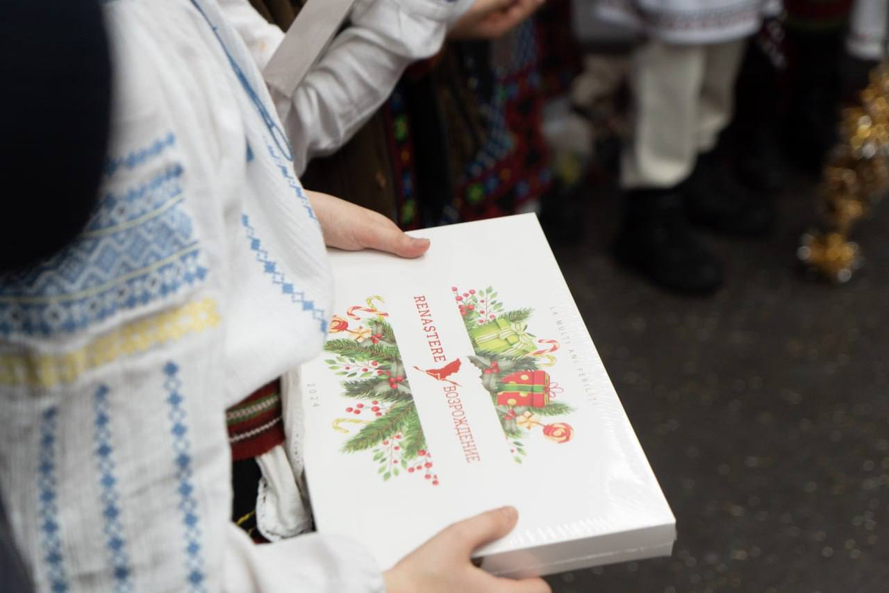 FOTO// Magie de Sărbători la partidul "Renaștere". Natalia Parasca încântată de colindele copiilor de la liceul "Lucian Blaga"
