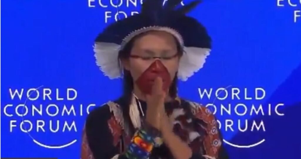 VIDEO// O femeie a făcut un ritual șamanic la Forumul de la Davos. Arhiepiscop: V-a trecut prin minte să invitați un preot să spună o rugăciune?