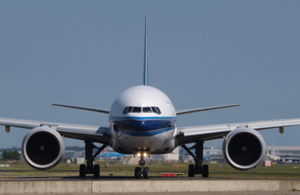 Un pasager a căzut de la bordul unui Boeing 777
