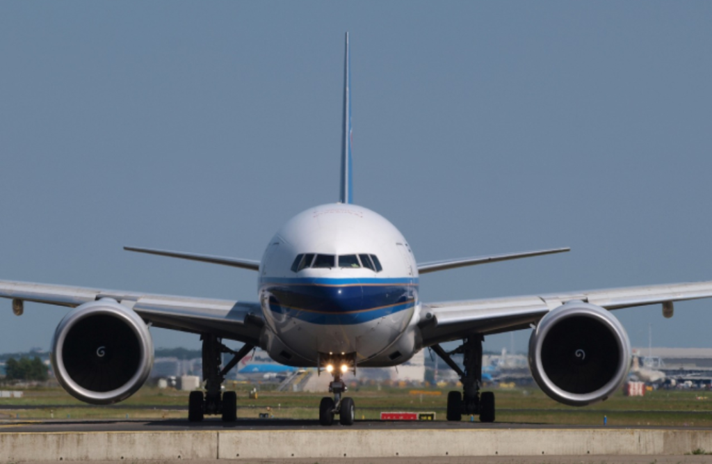 un pasager a cazut de la bord