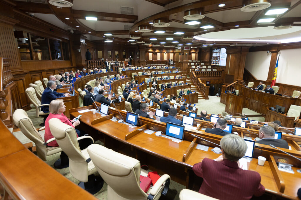 Parlamentul a aprobat, în prima lectură, măsuri legislative care au drept scop responsabilizarea beneficiarilor de ajutor social 1 53502461756 6a42f27540 k