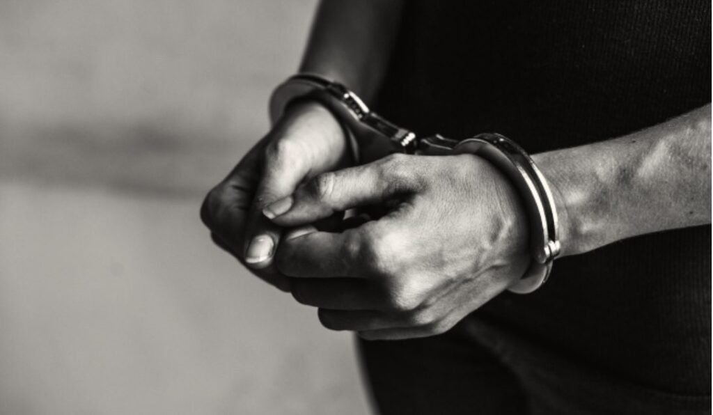 Un tânăr de 15 ani a fost condamnat pentru că a tras trei  focuri de armă la o școală