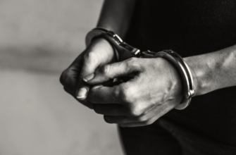 A procurat droguri pe „Telegram” și le-a aruncat peste zidul unui penitenciar. Pentru isprava sa, va sta 12 ani la închisoare 2 a fost condamnat