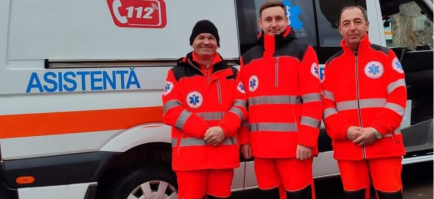 adus pe lume in ambulanta