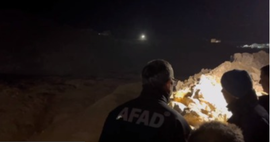 VIDEO// Cel puțin 9 persoane sunt blocate într-o mină de aur din Turcia, după o alunecare de pământ, posibil contaminat cu cianură 1 alunecare de pamant