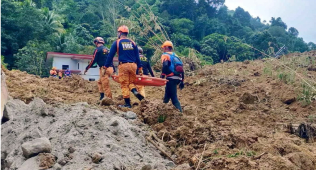 Alunecare de teren în Filipine. Zeci de decese și ”un miracol”, o fetiță de trei ani a fost scoasă în viață din noroi după 60 de ore 1 alunecare de teren in filipine