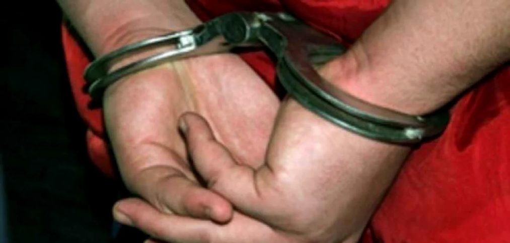 VIDEO// Un tânăr de 21 de ani din Ialoveni a fost plasat în arest preventiv, fiind suspectat de comiterea unui jaf stradal în sectorul Centru al capitalei 1 arest preventiv
