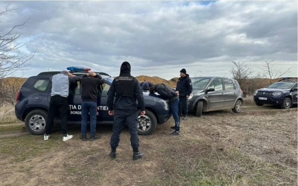 Doi bărbați  și o femeie au fost reținuți, după ce au primit peste 3.500 USD pentru organizarea migrației ilegale