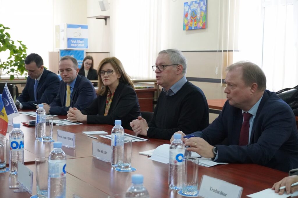 cec au avut astazi o intrevedere cu coraportorii comisiei de monitorizare aapce