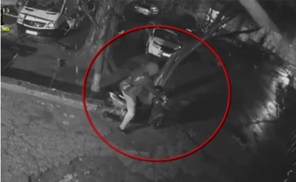 Un bărbat de 32 ani și un minor de 17 ani sunt cercetați penal pentru furtul unei motociclete