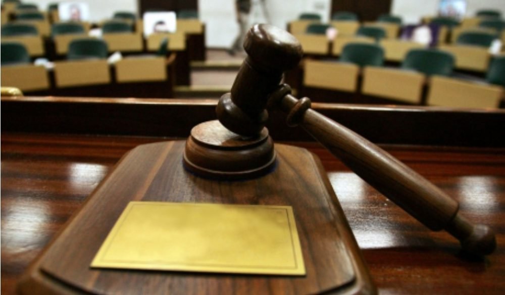 Doi ofițeri de investigație au ajuns pe banca acuzaților pentru că ar fi pretins, acceptat şi primit de la comercianți, mijloace bănești