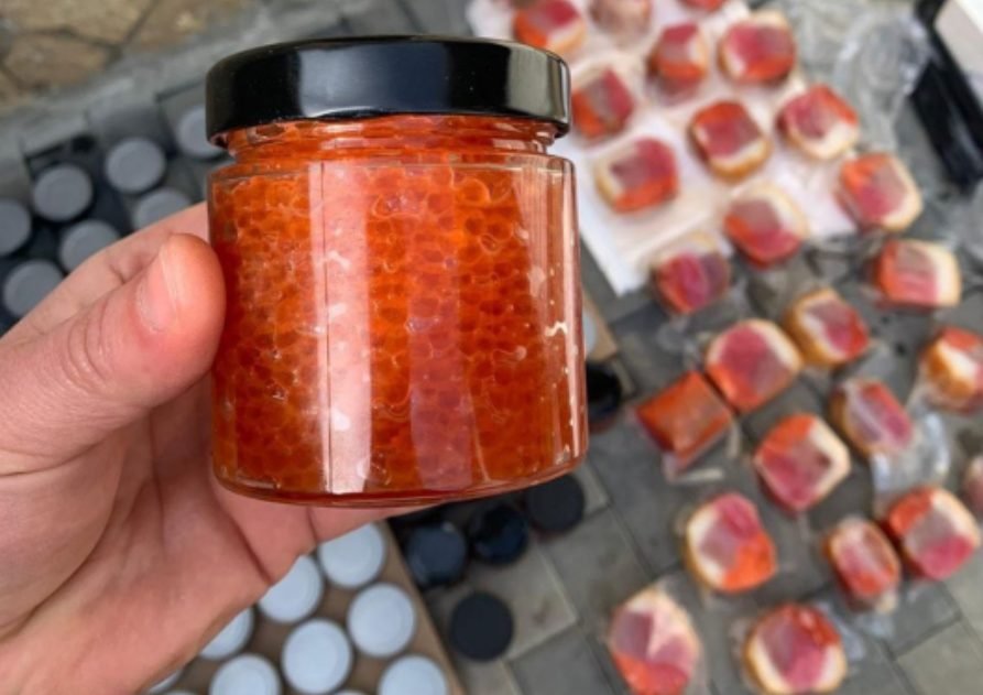 VIDEO// Comercializau caviar fără acte de proveniență! Au fost  ridicate peste 100 de borcane