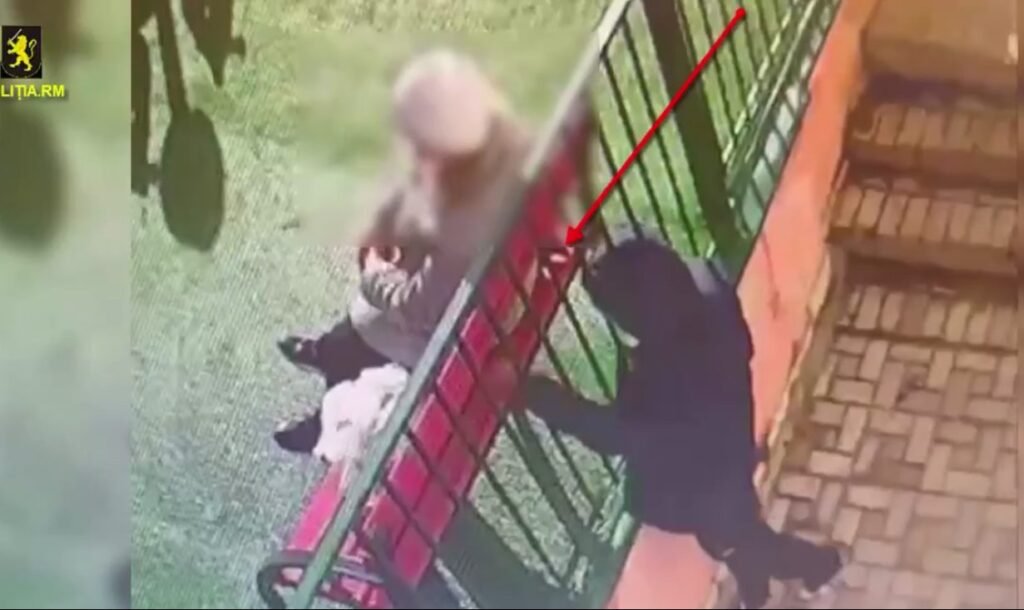 Jaf pe un teren de joacă din Chișinău. Momentul în care o femeie de 66 de ani este deposedată de portmoneu