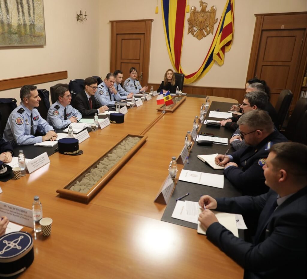 Secretarul de Stat al MAI a avut o întrevedere bilaterală cu delegația formată din reprezentanți ai Jandarmeriei Naționale Franceze și Ambasadei Franței la București 2 Secretarul de Stat al MAI a avut o întrevedere bilaterală cu delegația formată din reprezentanți ai Jandarmeriei Naționale Franceze și Ambasadei Franței la București