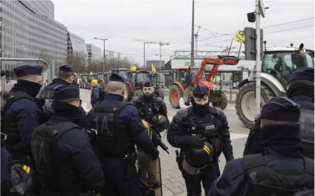 Parlamentul European este sub asediul fermierilor. Bruxelles a devenit un mic „fort” 3 parlamentul european este sub asediu