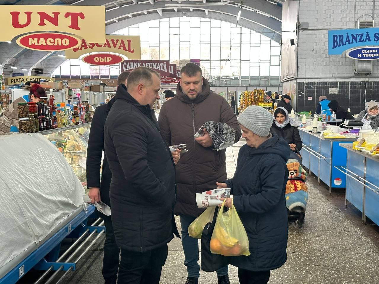 FOTO// Partidul ”Renaștere” a organizat o zi unică de informare politică: ”Suntem singurul partid care ascultă oamenii simpli și le apără drepturile”