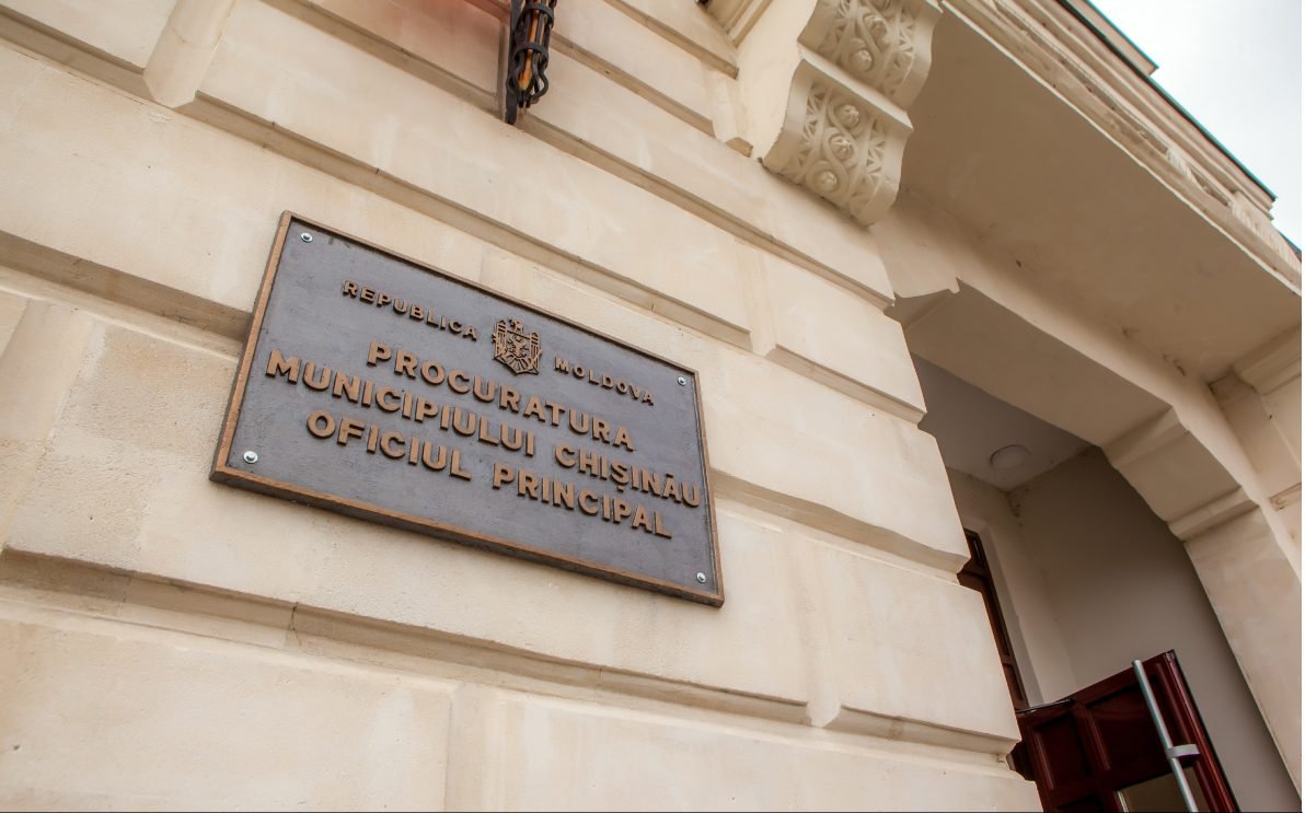 Tânără condamnată la 4 ani de închisoare. Care este suma prejudiciului moral pe care trebuie să o plătească